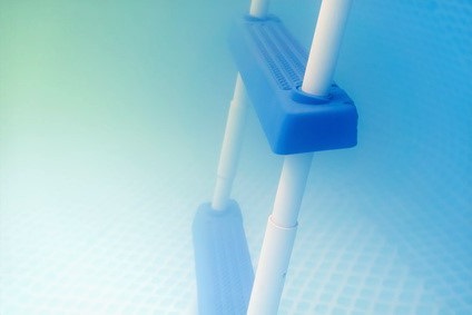 Eau trouble et laiteuse : les causes et solutions - Piscine Shop